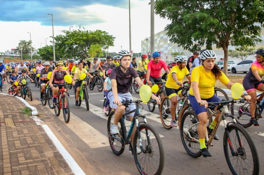 Concentração do 7º Pedal Amarelo na Via Lago: evento reuniu famílias, profissionais e entusiastas em prol da segurança no trânsito.