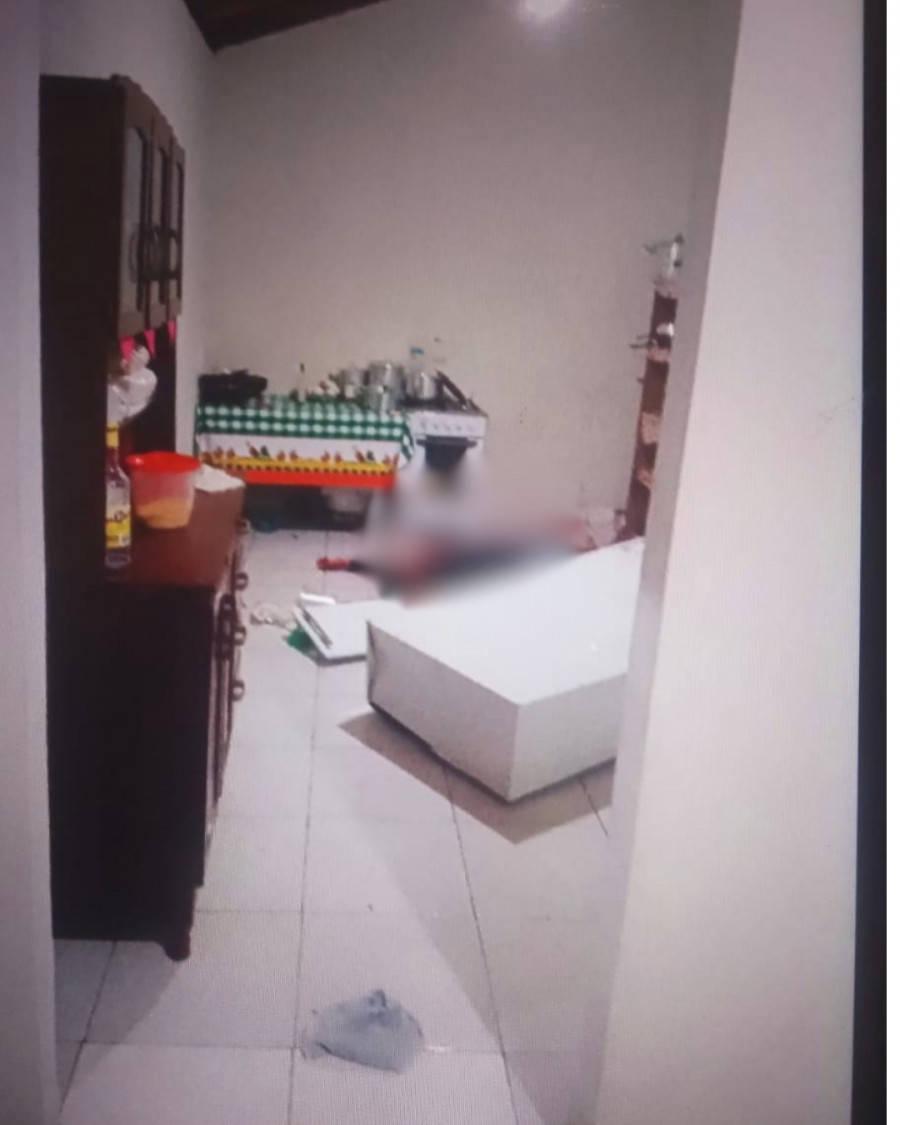 Vítima foi encontrada sem vida no interior da residência. Foto: Reprodução/PM