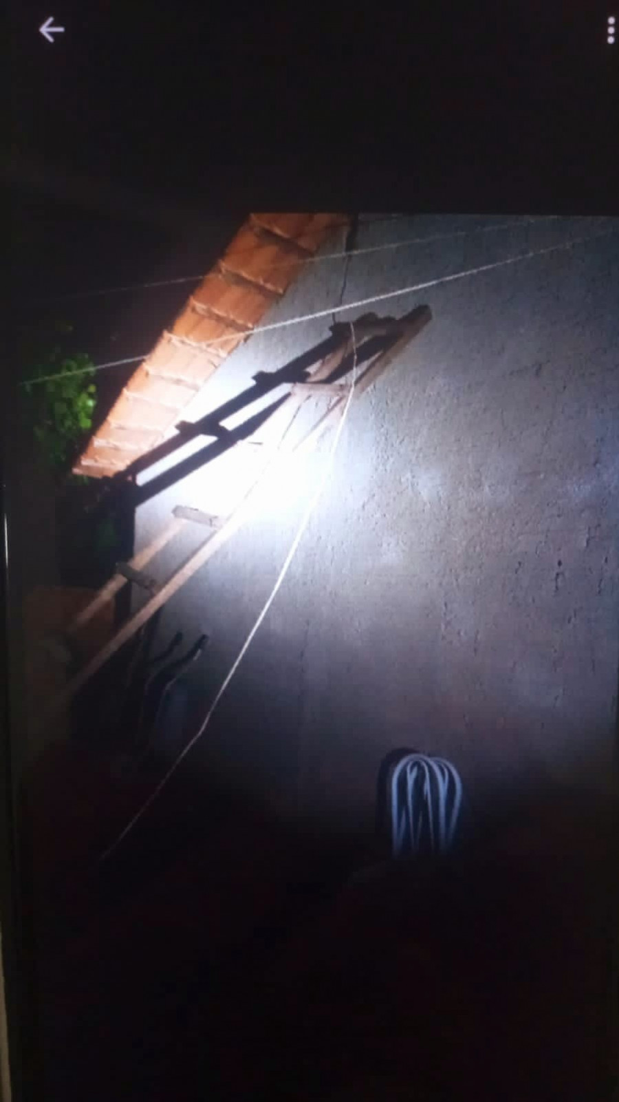 Vítima teria invadido a casa com auxílio de uma escada. 
