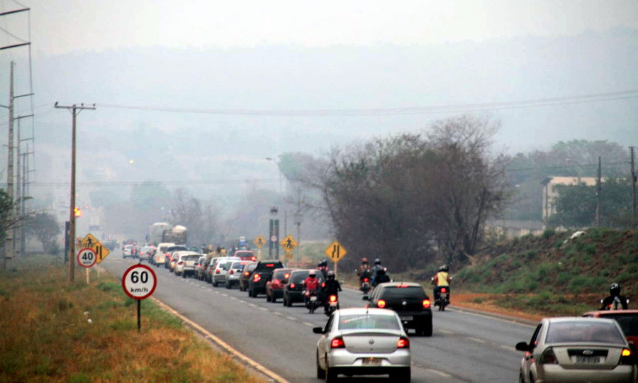 Atirar ou abandonar objetos e substâncias na via é uma infração de trânsito e atear fogo próximo a estrada é crime ambiental