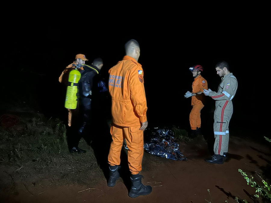 Após 40 minutos de buscas, bombeiros localizaram o corpo da vítima. 