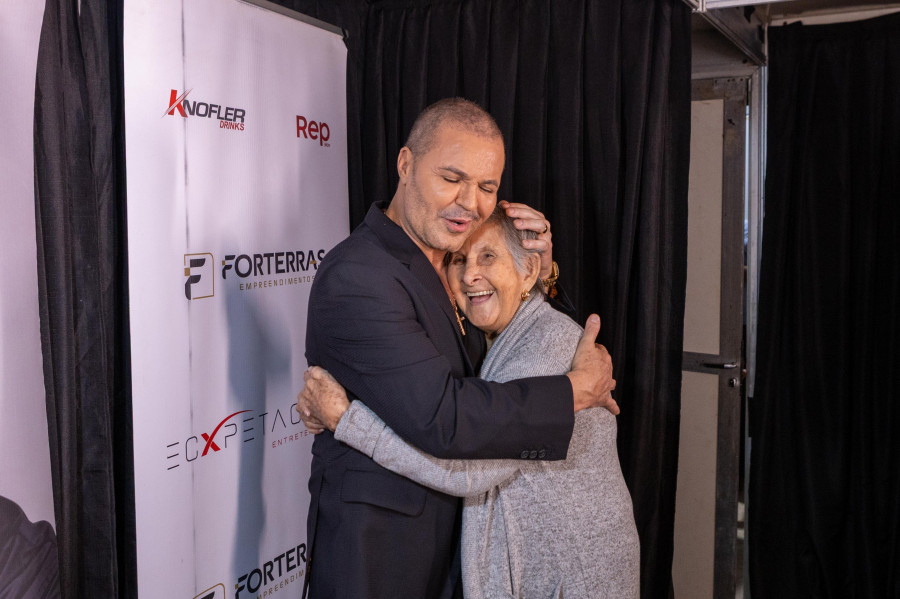 Dona Antonieta, de 86 anos, realiza o sonho de conhecer o ídolo Eduardo Costa no camarim da Expoara.