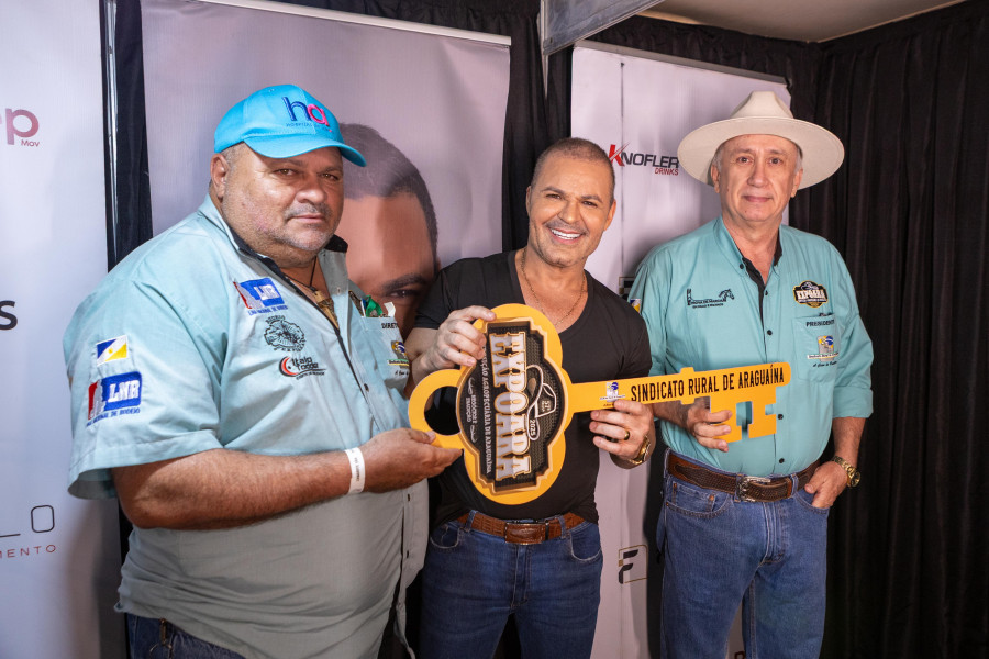  Presidente do Sindicato Rural entrega simbolicamente a Chave da Expoara 2025 a Eduardo Costa, oficializando a abertura de uma das noites mais aguardadas da programação.
