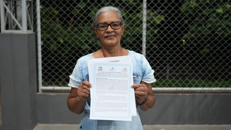 A moradora de Araguaína, Zuleide Correia Silva, comemorou o recebimento do título de seu imóvel após anos de espera.