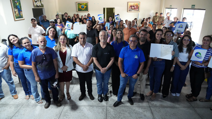 Moradores comemoram recebimento do título do imóvel que garante mais segurança jurídica e inúmeros benefícios para todo o município.