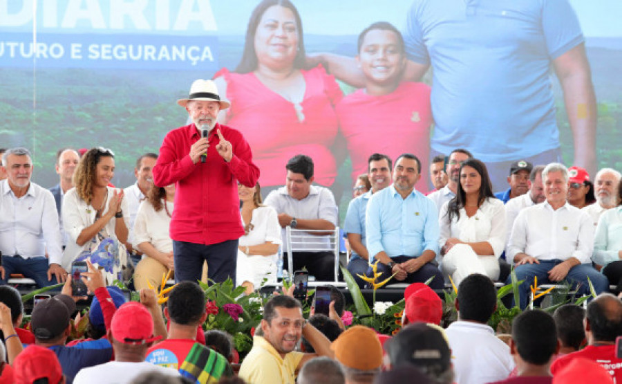 Em sua primeira visita ao Tocantins neste mandato, presidente Lula enfatiza o valor simbólico da entrega de títulos de terra para quem produz e vive do campo - Foto: Antônio Gonçalves/Gov. TO