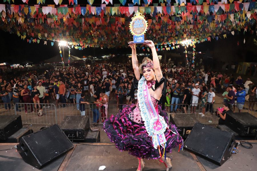 “É uma emoção enorme. Foram muito dias de ensaio, labuta grande, mas alcançamos o primeiro lugar, estou muito feliz”, completou a Rainha da Diversidade, Kemilly Alvez, representante da junina Os Fei de Cun Força. Foto: Marcos Filho Sandes/Secom