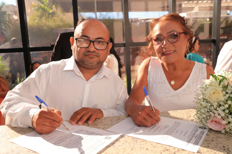 O casal Edson Reis, de 46 anos e Jurema Trindade, de 57, já estão juntos há 22 anos e realizaram o sonho do casamento que até então parecia algo distante. Foto: Marcos Filho Sandes/Secom Araguaína