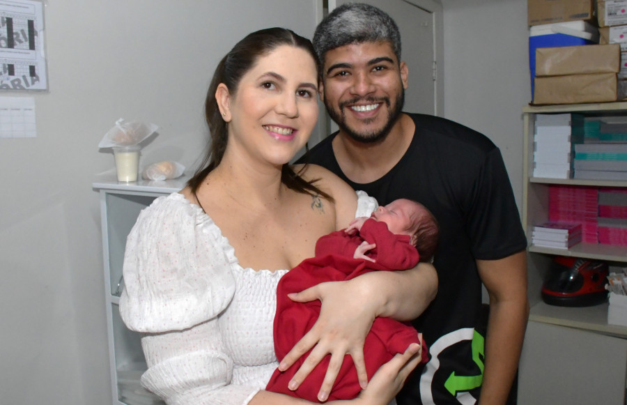  Taysa Moura e Lucas Oliveira levaram o bebê Murilo Moura para vacinar com a BCG