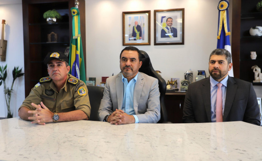 Governador Wanderlei Barbosa com o comandante-geral da PMTO, coronel PM Márcio Barbosa, e secretário da Segurança Pública, Bruno Azevedo - Governo do Tocantins 