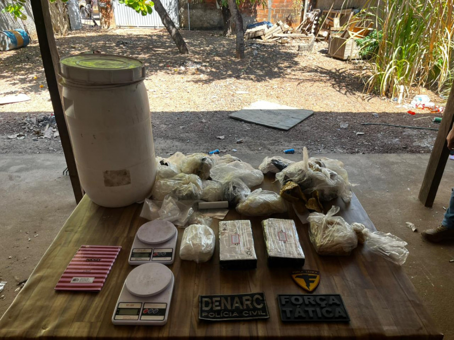 Drogas, balanças e outros insumos para a venda de drogas foram apreendidos