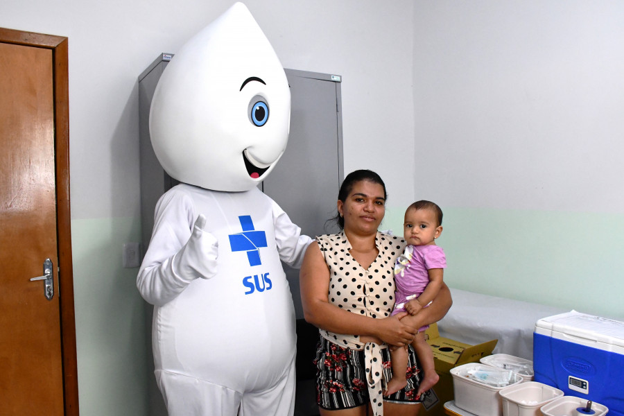 A Vilma Bento levou a filha Maria Louise para vacinar na Unidade Básica de Saúde (UBS) Moacir da Paixão, Paraíso do Tocantins