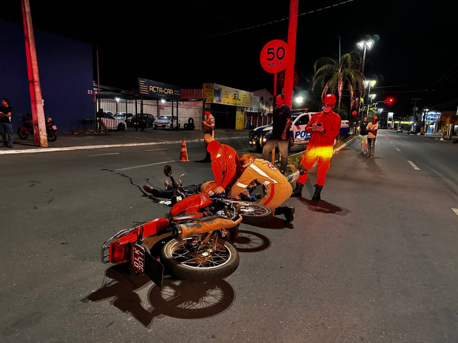 Vítima sendo atendida pelas equipes do Samu e do Corpo de Bombeiros. Foto: AN