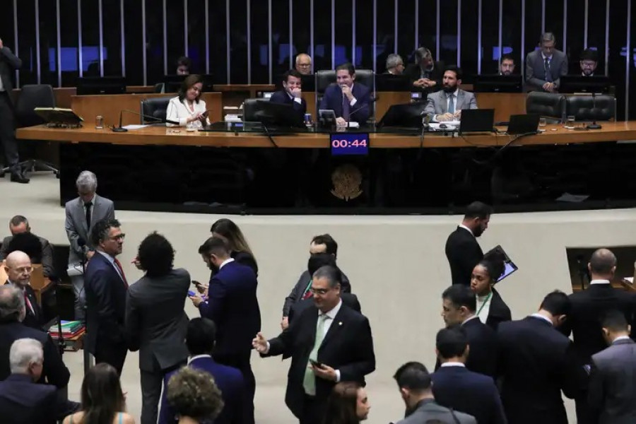 Sessão da Câmara que votou a urgência do PL de isenção de Imposto de Renda pra quem ganha até R$ 5 mil - Foto: Lula Marques/Agência Brasil