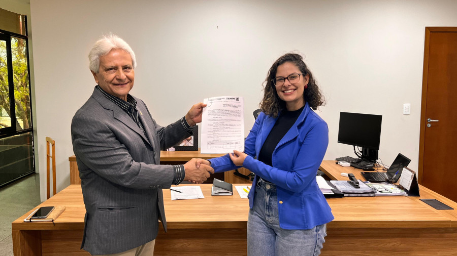 A assinatura contou com a presença da representante da empresa, Daiane da Silva Pacheco Nery, gestores e equipe técnica de assistência social da secretariaFoto 