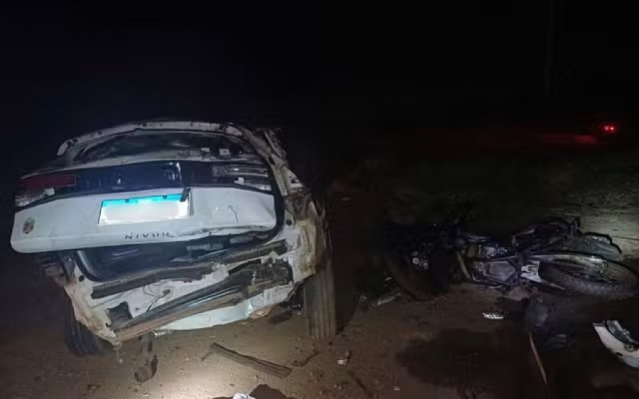 Carro da família ficou destruído após acidente na BR-153, em Campinorte — Foto: Divulgação/Polícia Rodoviária Federal