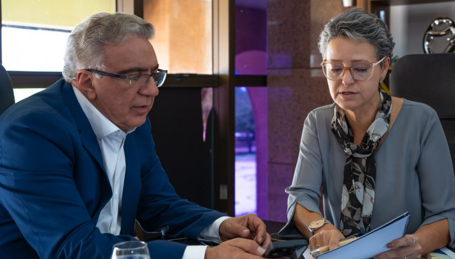 Governador Laurez Moreira em reunião com a secretária de Comunicação do Tocantins, Luiza Rocha Pinheiro