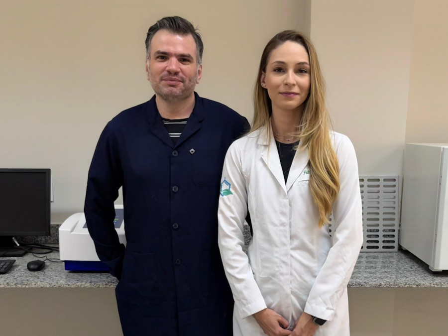 Professor Nelson Luis Gonçalves Dias de Souza e a mestranda Fabiola Almeida Bezerra - divulgação Fabíola Almeida Bezerra