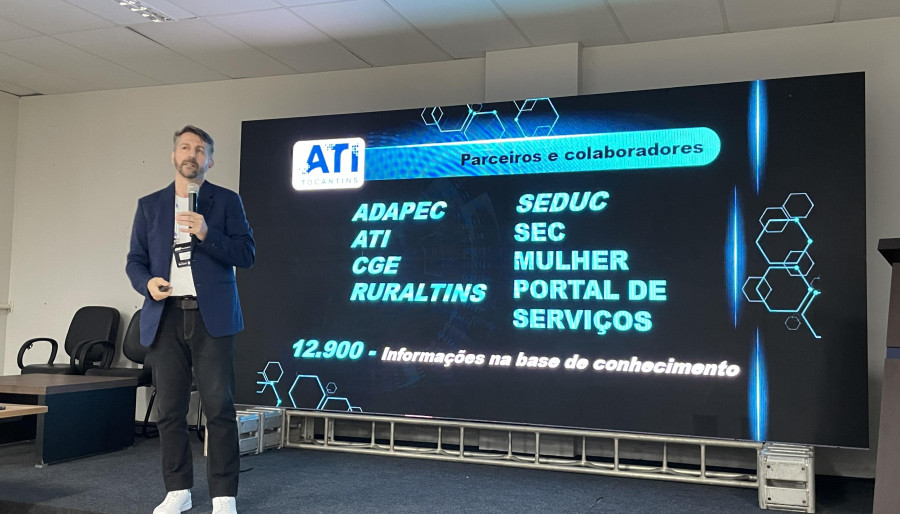 Vagner Cassol durante sua palestra sobre o case do TIA - Tocantins Inteligência Artificial, apresentando as funcionalidades do assistente virtual pioneiro do Governo do Estado