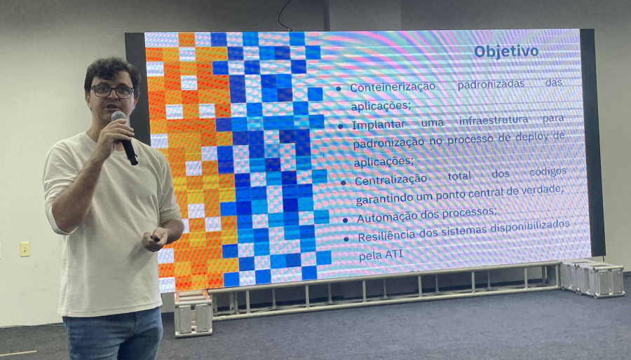 O especialista em DEVOPS, Edival Mittelstad, durante a apresentação sobre Cloud Privada do Governo do Tocantins, detalhando a infraestrutura de nuvem segura e exclusiva para os serviços públicos estaduais