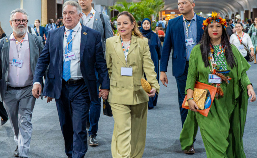 Governador do Tocantins, Laurez Moreira, acompanhado da primeira dama e desembargadora, Ângela Prudente, da secretária da Sepot, Narubia Werreria e do secretário da Semarh, Divaldo Rezende - Bruno Maia/Governo do Tocantins