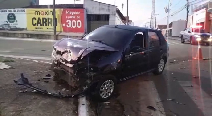 Fiat Palio ficou com a frente destruída.