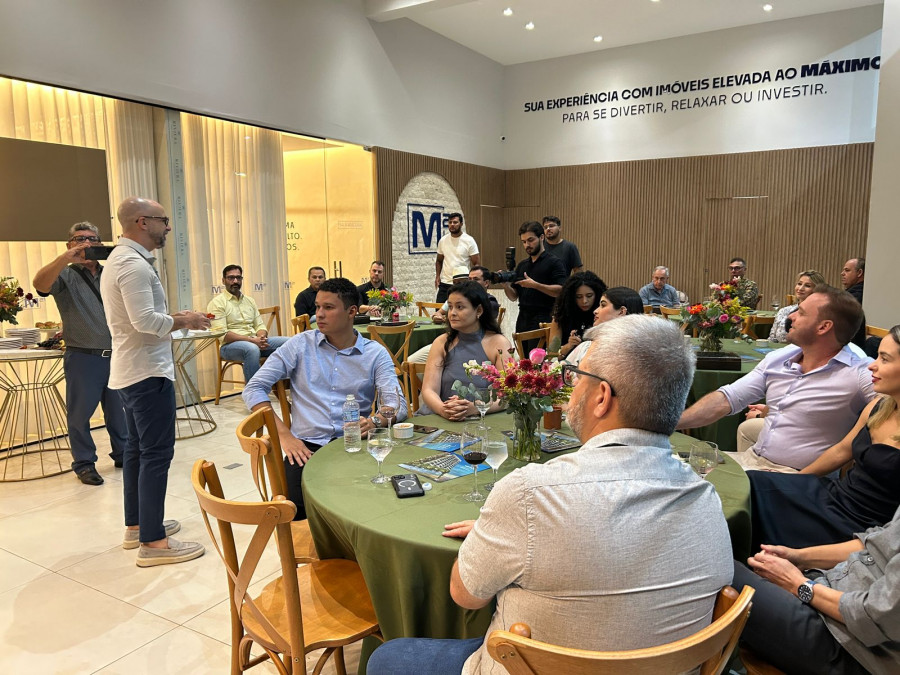Participantes acompanham a apresentação sobre o Vértice, primeiro condomínio vertical voltado ao mercado de hospedagem por temporada na cidade.