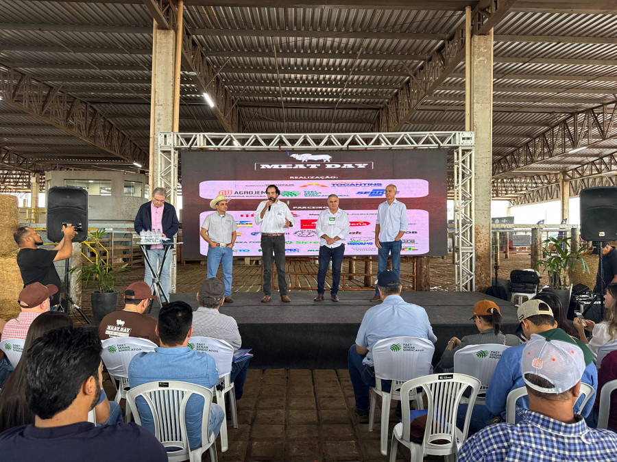 Palestrantes do Meat Day 2024 durante painel que abordou exportação, manejo de pastagens e cenário do mercado pecuário.