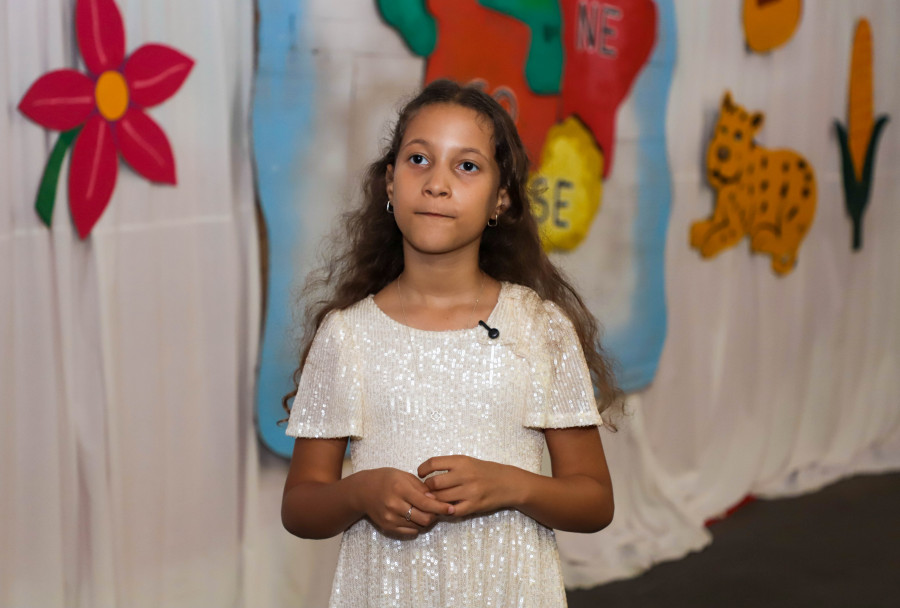 “Hoje senti tudo ao mesmo tempo: nervosismo, alegria, tensão, mas também muita felicidade! Eu participo de todas as atividades que consigo aqui na escola, porque a Reciclarte é um lugar muito querido para mim. Com essa feira, aprendi que a cultura do Brasil é muito rica”, contou a aluna Maria Eduarda