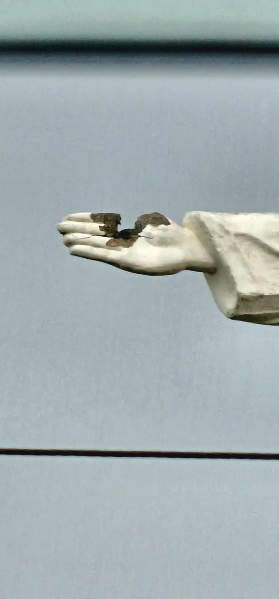 Mão do Cristo foi atingida por raio em Araguaína — Foto: Reprodução