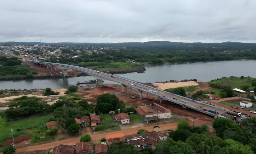 Vista aérea da nova ponte de 630 metros sobre o Rio Tocantins, pronta para reabertura.