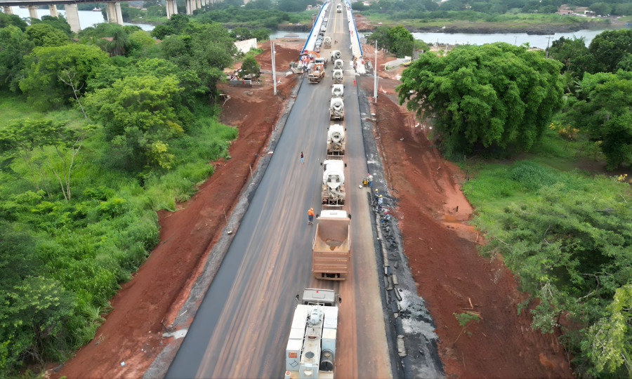 Caminhões-bitoneiras carregados foram usados nos testes de segurança da estrutura.
