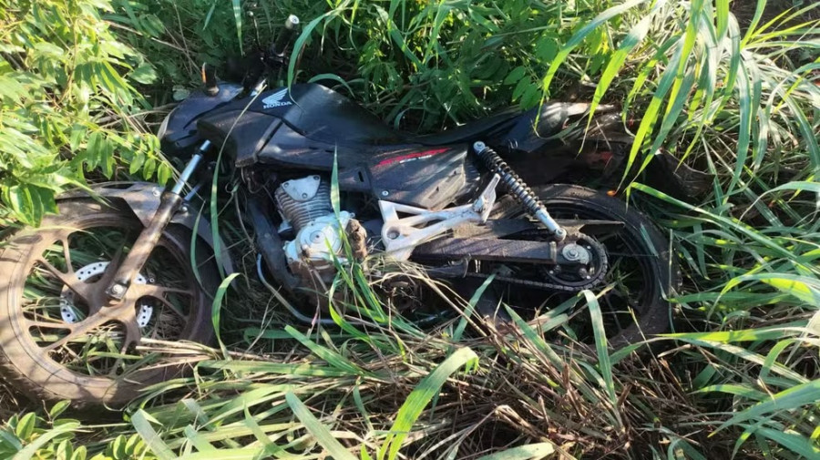 Moto encontrada ao lado da moto do corpo as margens da TO-335 — Foto: Colinas Tocantins/ Divulgação