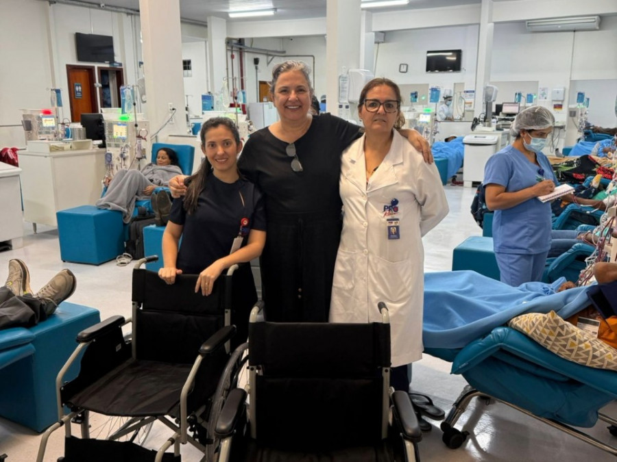 Sorrisos e gestos simples: a força da solidariedade que transforma o ambiente hospitalar.