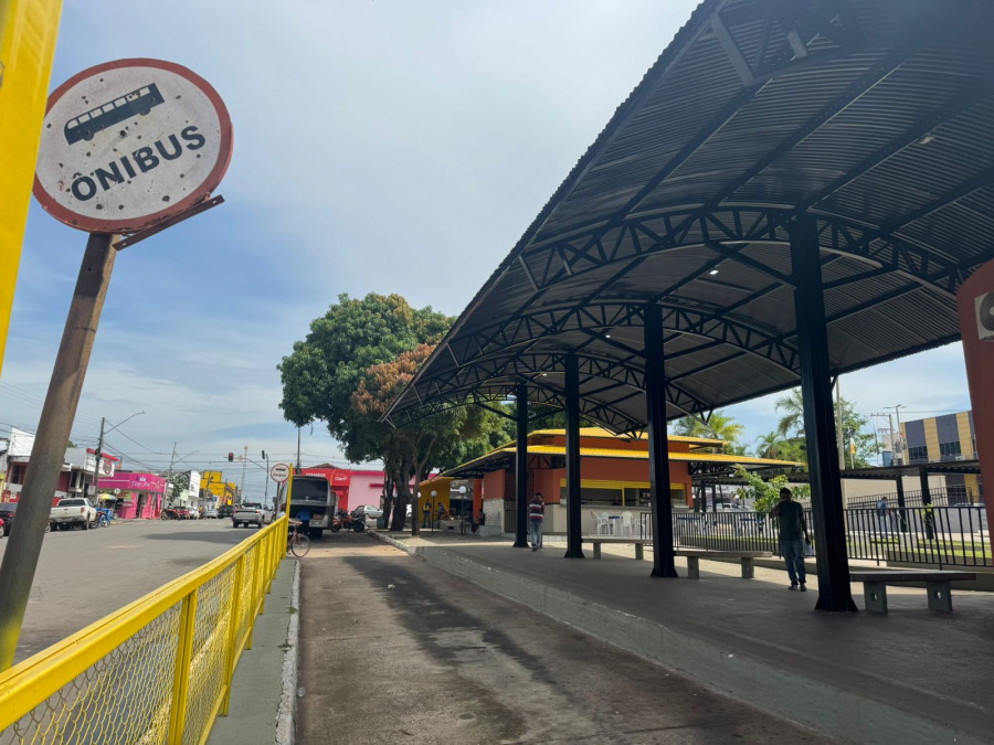 Praça das Bandeiras fica vazia nesta segunda-feira (12) devido à paralisação do transporte coletivo em Araguaína. Foto: Fernando Almeida/AN