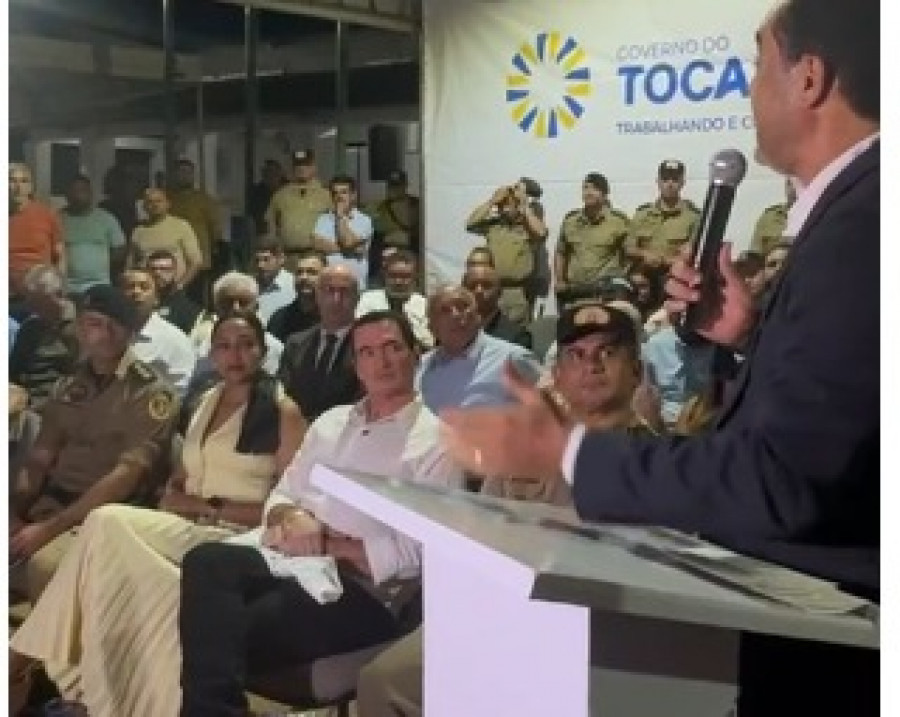 Wanderlei Barbosa conversa com o tenente-coronel Valdeone Dias durante a solenidade