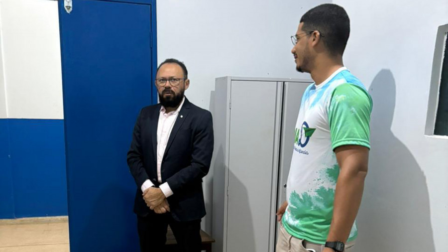 Promotor Gilmar Avelino vistoria local onde raio-x está instalado: equipamento aguarda ligação de energia e treinamento de equipe.