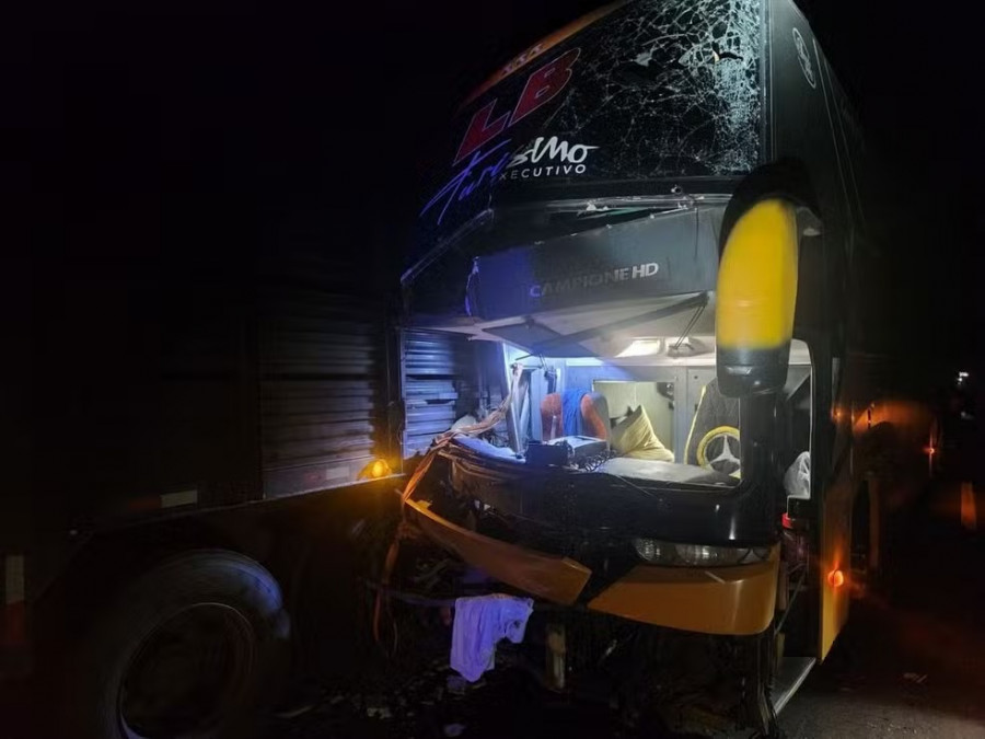 Situação do ônibus após acidente com o time de Marabá (PA) — Foto: Divulgação/PRF