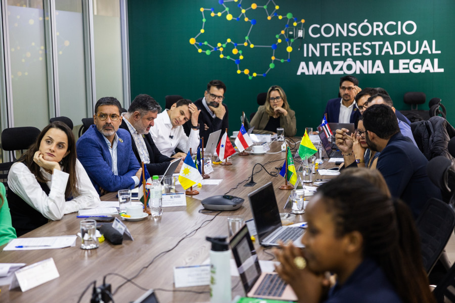 Representantes dos estados da Amazônia Legal durante reunião que debateu ações estratégicas voltadas à governança ambiental e ao desenvolvimento sustentável da região.