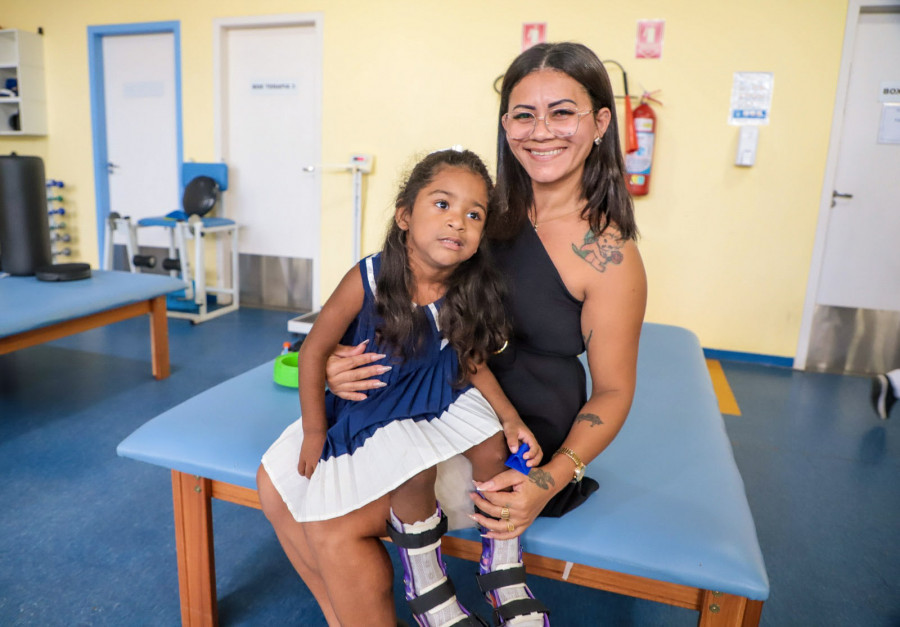 Stella Oliveira ao lado da mãe, Daiane Oliveira, durante acompanhamento no Centro Especializado em Reabilitação (CER) de Araguaína.
