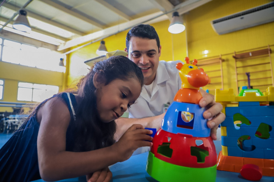 Stella Oliveira com o fisioterapeuta Murilo Henrique, responsável direto pelo processo de reabilitação que contribuiu para sua evolução motora e funcional.