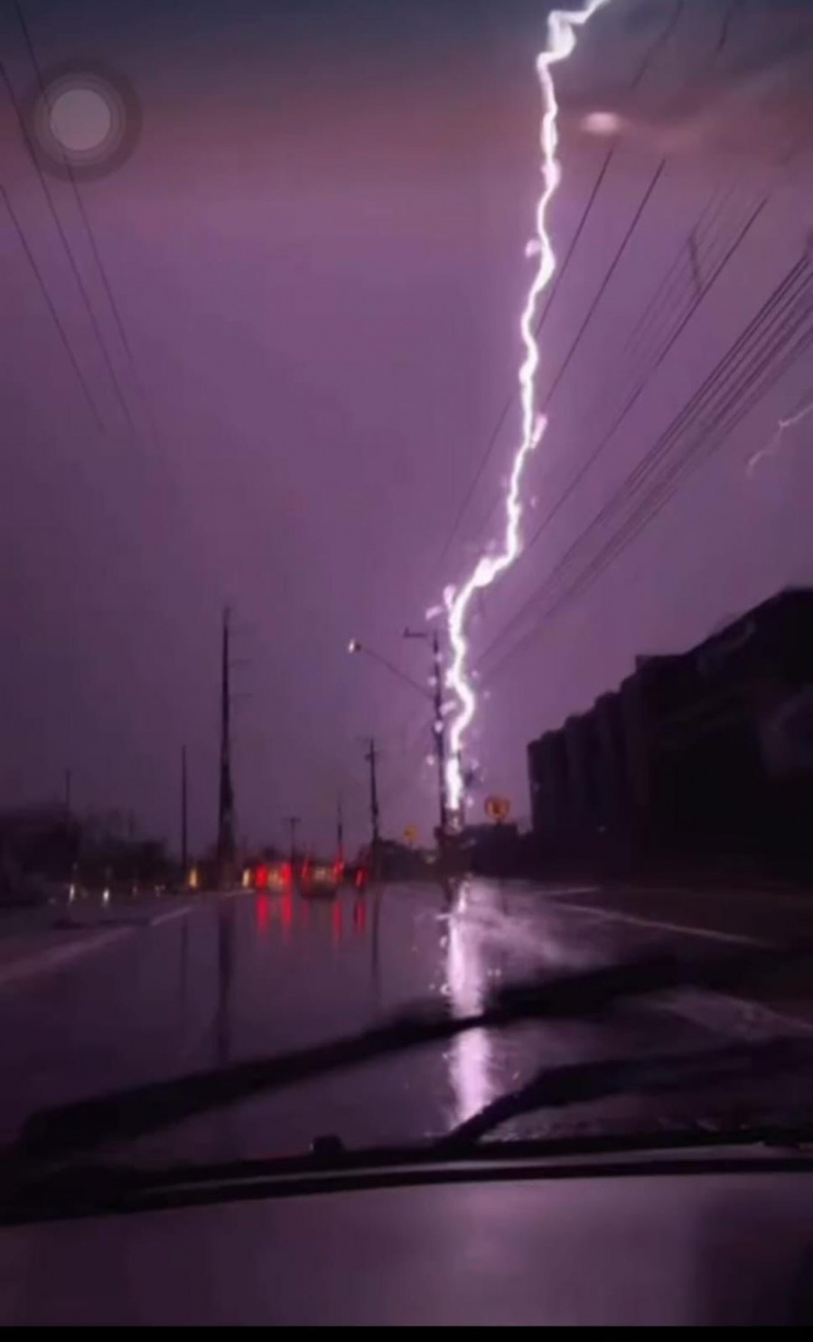 Motorista registra imagem impressionante de queda de raio ao trafegar pela Av. Filadélfia. 