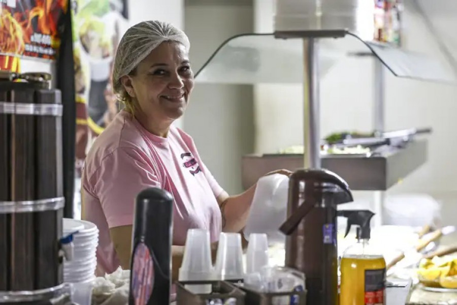  A cozinheira Elisabete dos Santos sente falta de maior comunicação do empregador com os empregados -Foto Marcelo Camargo/Agência Brasil