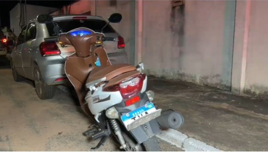 veículo com a placa amassada, numa tentativa de dificultar a identificação.