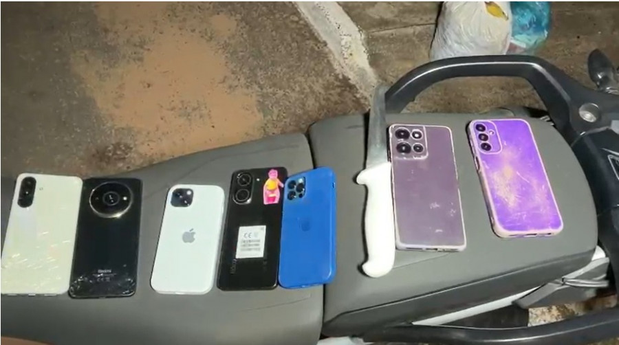 Os sete aparelhos celulares, das marcas Samsung, Apple e Xiaomi, além de uma faca,