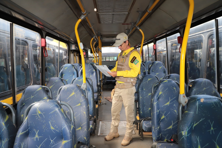 São 32 itens de segurança verificados, que vão desde os freios, bancos de assentos, condições dos pneus, extintor de incêndio, limpeza do veículo até o limpador do para-brisa e os faróis (traseiros e dianteiros)