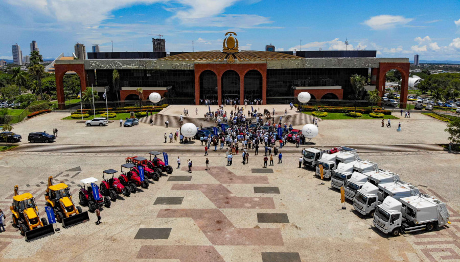  Chefe do Executivo formalizou a entrega de maquinários rodoviários e assinou ordens de serviço para novas obras de pavimentação asfáltica - Foto: Adilvan Nogueira/Governo do Tocantins