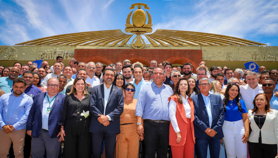 Governador Wanderlei Barbosa acompanhado de prefeitos e autoridades  para a entrega de maquinários e equipamentos - Foto: Antonio Gonçalves/Governo do Tocantins