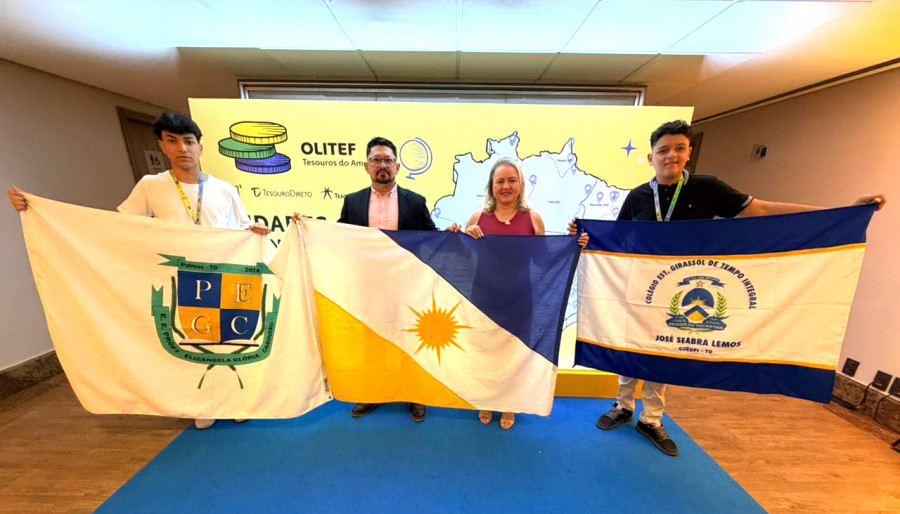  Diretores José Antônio e Amísia e os alunos Arthur e Samuel