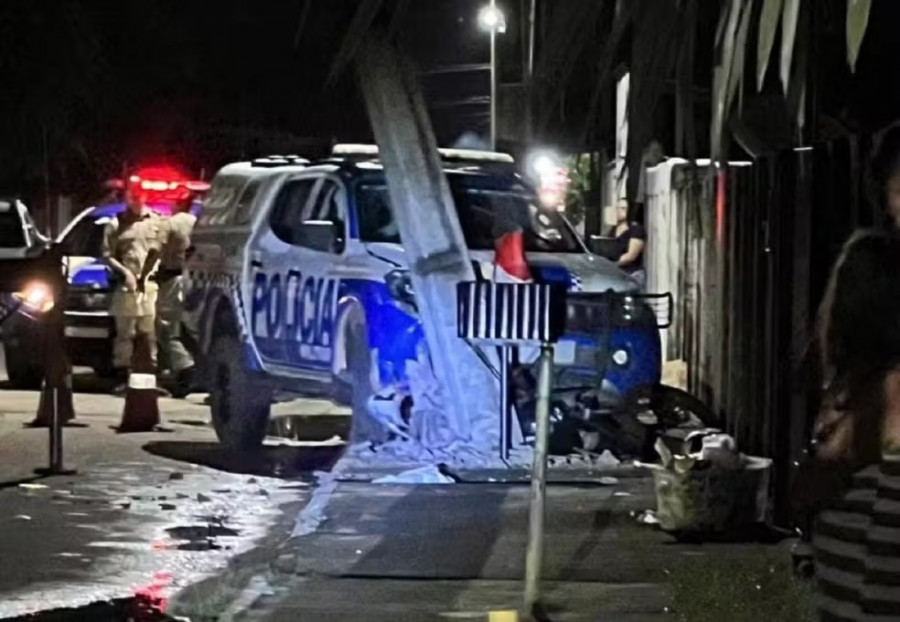 Viatura da PM do Tocantins atropelou adolescente e bateu em poste — Foto: Arquivo Pessoal